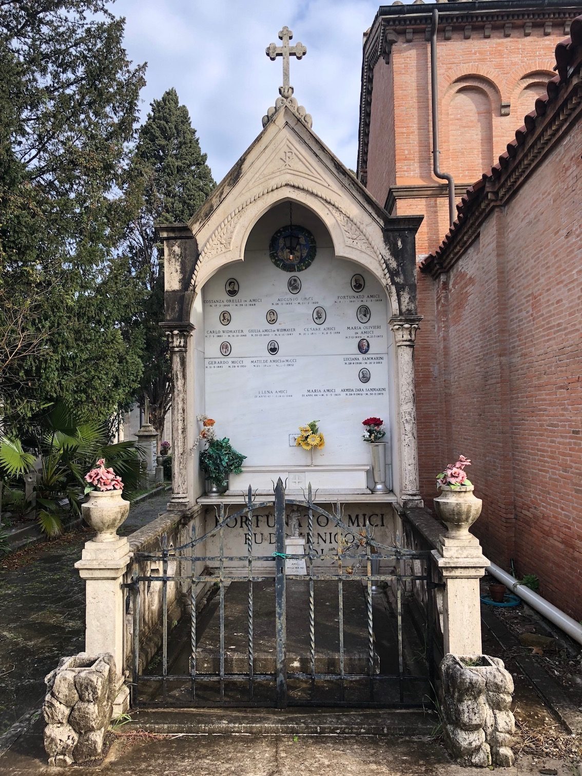 Andrea Amici's family tomb, Rome (4).jpg